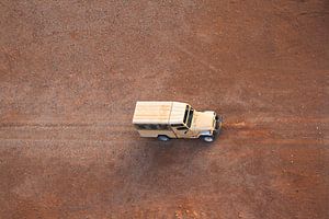 Auto van boven in de woestijn Namibië