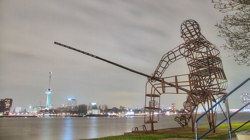 de vissende man met uitzicht op de stad