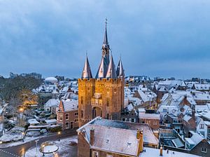 Das alte Stadttor von Zwolle Sassenpoort an einem kalten Wintermorgen