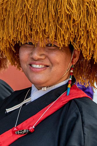 Tibetaanse vrouw in klederdracht | Tibet, reisfotografie, portret in kleur