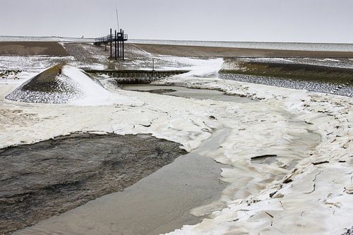 Wintery Waddensea at Roptazijl. Ice floes float on the water of the Waddensea near the Roptazijl.