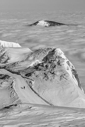Oben auf dem Untersberg über den Wolken schwarzweiß