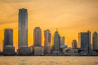 Jersey City et son coucher de soleil par une soirée dorée.