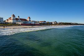 Brandung am Strand in Binz mit Blick zur Strandpromenade von GH Foto & Artdesign