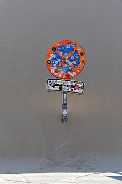 Een weg met een stopbord, vastgeplakt aan de Duna de Valdevaqueros, Tarifa, Andalusië, Spanje. van Fotos by Jan Wehnert