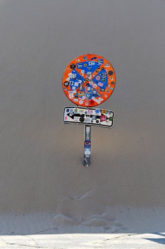 Een weg met een stopbord, vastgeplakt aan de Duna de Valdevaqueros, Tarifa, Andalusië, Spanje.