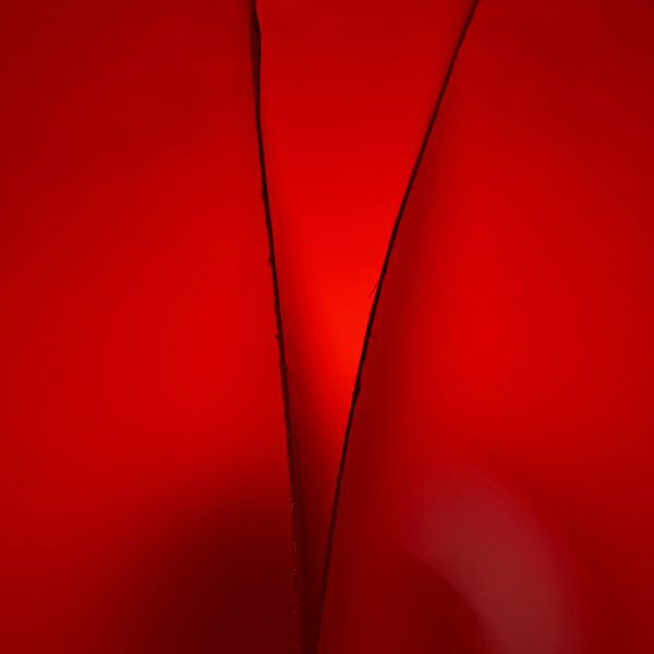 Papier plié à la lumière rouge par Frank Heinz