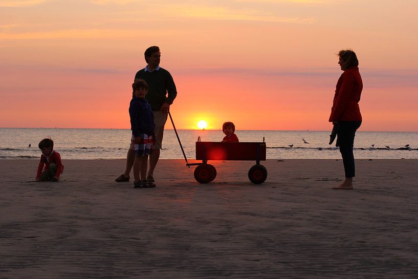 Zonsondergang aan het strand by Ab Donker