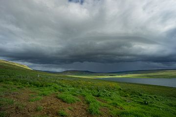 IJsland - Dramatische lucht met donkere wolken en onweer op komst van adventure-photos