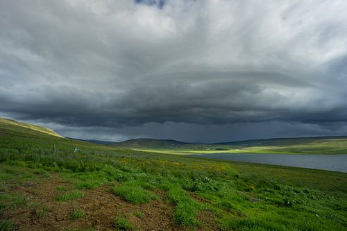 IJsland - Dramatische lucht met donkere wolken en onweer op komst