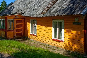 Malerisches altes Holzhaus im Zemaitija-Nationalpark