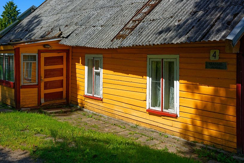 Malerisches altes Holzhaus im Zemaitija-Nationalpark von Gisela Scheffbuch