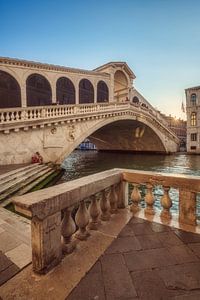 Venise Pont du Rialto le soir