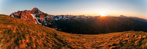 Panoramisch uitzicht bij zonsondergang over de Kleinwalsertaler Alpen
