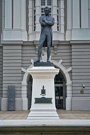 Sir Stamford Raffles voor het Victoria Theatre van Frank's Awesome Travels
