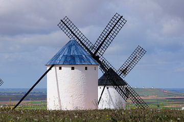Spanische Windmühlen auf der Hochebene von La Mancha von Martijn de Jonge