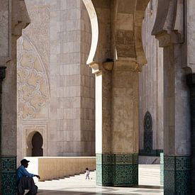 Man in schaduw bij moskee von Arthur van Iterson