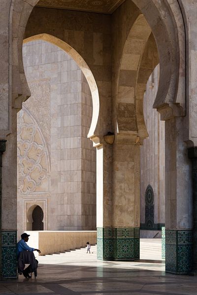Man in schaduw bij moskee van Arthur van Iterson