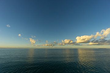 USA, Florida, Ruhiges karibisches Meer bei Sonnenuntergang mit einigen Wolken von adventure-photos