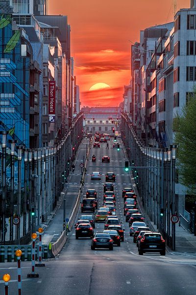 Brüsseler Henge : Sonnenuntergang über der Rue de la Loi von Jim De Sitter