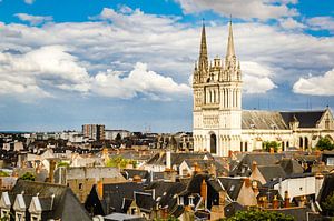 Dachlandschaft und Kathedrale von Angers an der Loire Frankreich