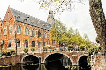 Nonnenbrug avec le bâtiment de l'Académie Leiden Pays-Bas