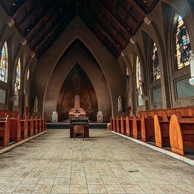 Spirituelle Stille: Der verlassene Altar, die Bänke und die Zentralorgel eines Klosters von Het Onbekende