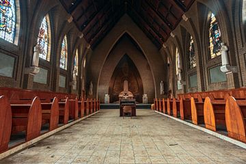 Spirituelle Stille: Der verlassene Altar, die Bänke und die Zentralorgel eines Klosters von Het Onbekende