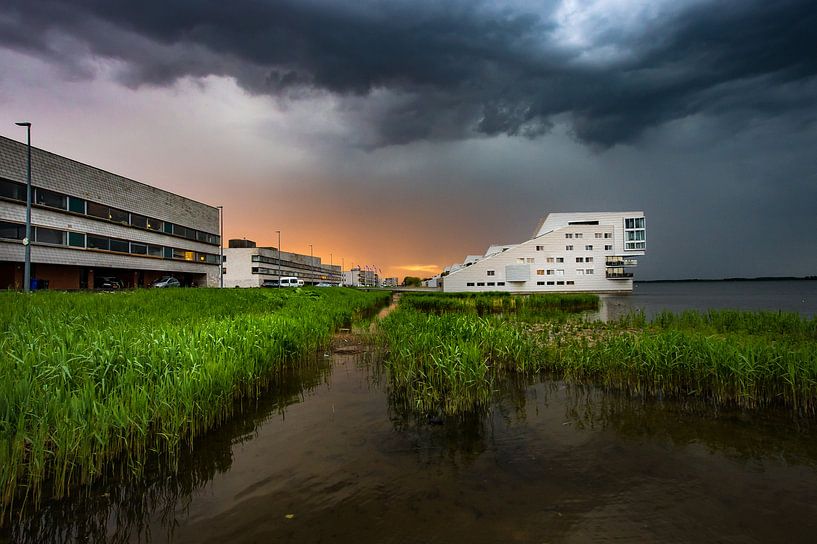 Dreigend onweer boven Huizen van Inge Jansen
