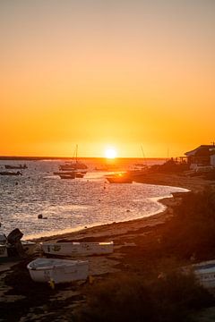 Lever de soleil sur la côte de l'Algarve avec bateaux et plage sur Leo Schindzielorz