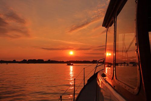 Reflecties tijdens de zonsondergang op de Kagerplassen van Capture the Moment 010