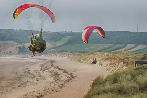 Kitesurfers aan de Normandische kust