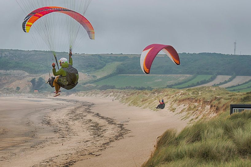 Kitesurfers aan de Normandische kust van Peter Bartelings