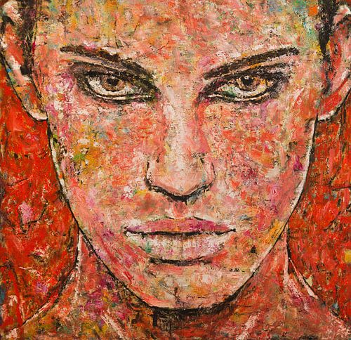 Portret vrouw met oranje en rood en een vurige blik