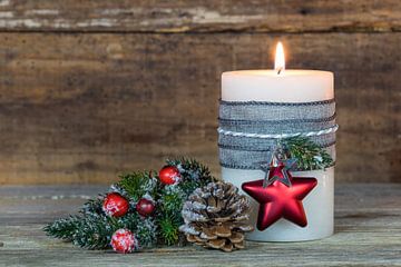 Brandende kerst- en adventskaars met natuurlijke decoratie en houten achtergrond van Alex Winter