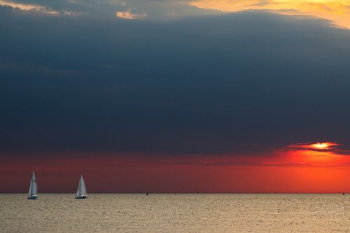 Dreifarbiger Sonnenuntergang.