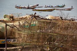 Bateaux de pêche au large de la côte de Kafountine (Sénégal) sur Lois Diallo
