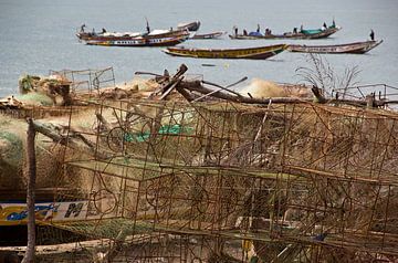 Vissersbootjes voor de kust van Kafountine (Senegal) van Lois Diallo