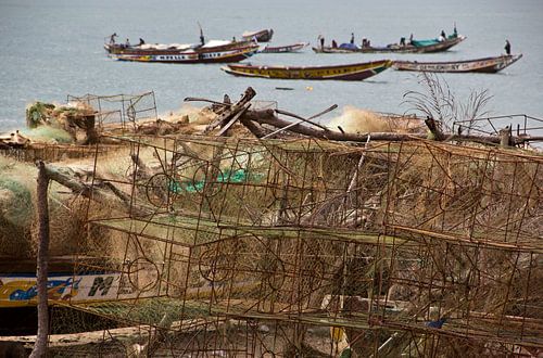Vissersbootjes voor de kust van Kafountine (Senegal)