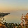 Gouden tinten over het IJsselmeer. van Alie Ekkelenkamp