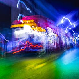 Tram in the night van Lima Fotografie