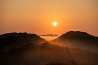 warme zonnegloed boven de mist velden van Marjolein van Roosmalen thumbnail
