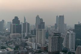 Skyline van Bangkok bij zonsondergang van Bart van Lier