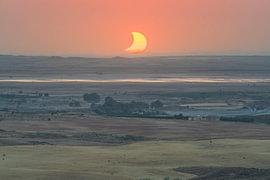 Coucher de soleil éclipsé avec des éoliennes – Paysage d'Alcaniz, Espagne sur Stefano Orazzini