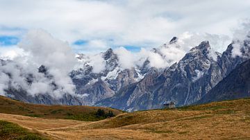 Lone mountain hut by Jeroen Kleiberg