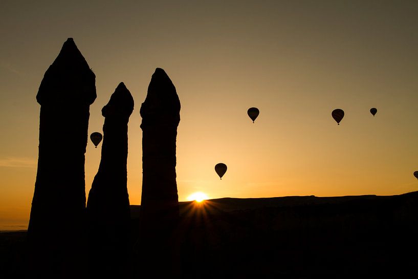 Ballons bei Sonnenaufgang in Kappadokien, Türkei von Johan Zwarthoed