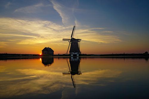Reflectiefoto van  zonsondergang bij de Texelse Molen van het Noorden