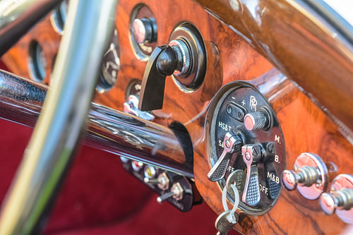 Dertiger jaren Bentley stuurwiel en dashboard. De auto is te zien tijdens de Classic Days 2014 op Sc
