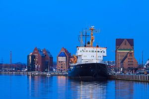 Ein Schiff im Stadthafen von Rostock