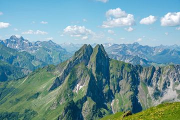 Höfats Ostseite mit den Allgäuer Hochalpen im Hintergrund von Leo Schindzielorz